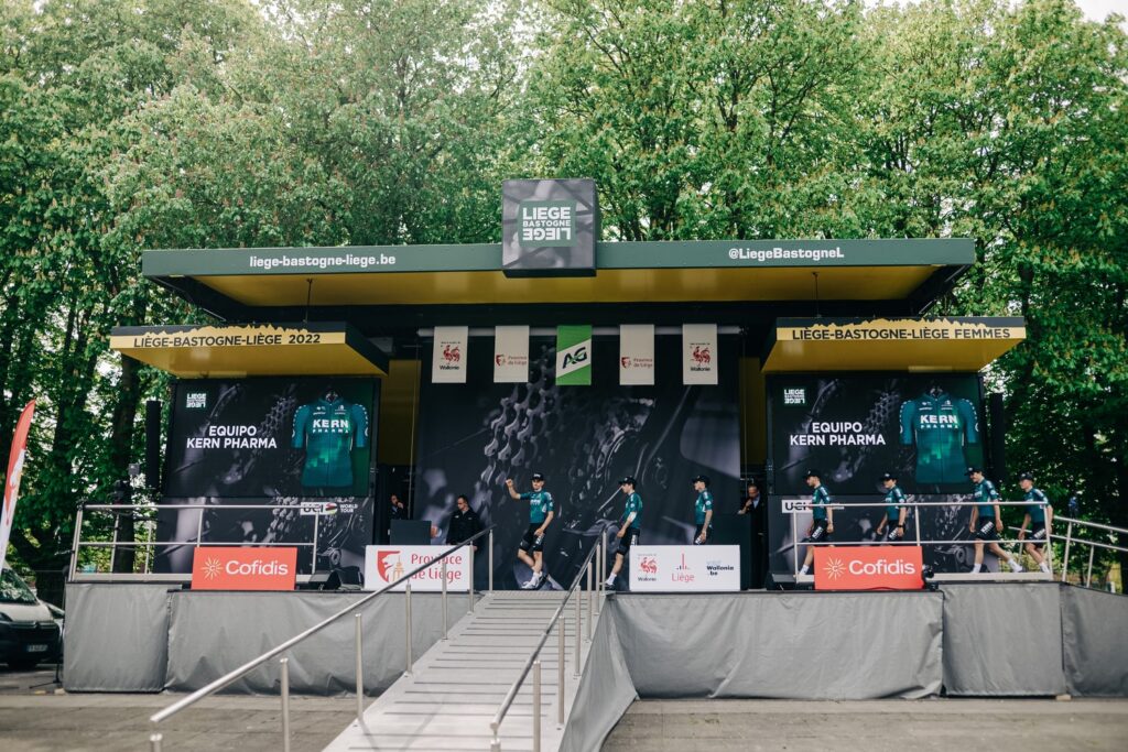 LBL - Podium et présentation des coureurs - La Doyenne - Cyclisme Aywaille