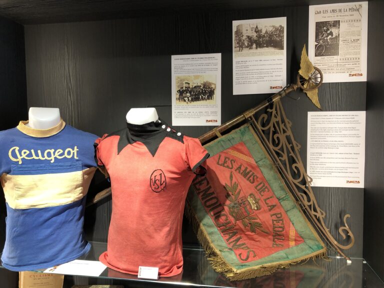 Lees meer over het artikel Een vlag uit 1907 in het Maison du Cyclisme!