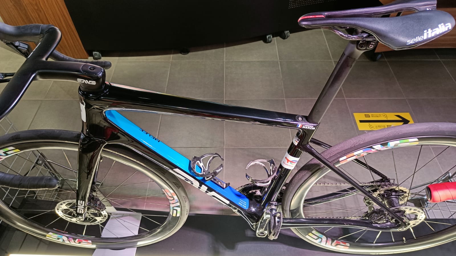 Mehr über den Artikel erfahren Die Ausstellung AfricAntilles begrüßt Lorrenzo Manzins Fahrrad
