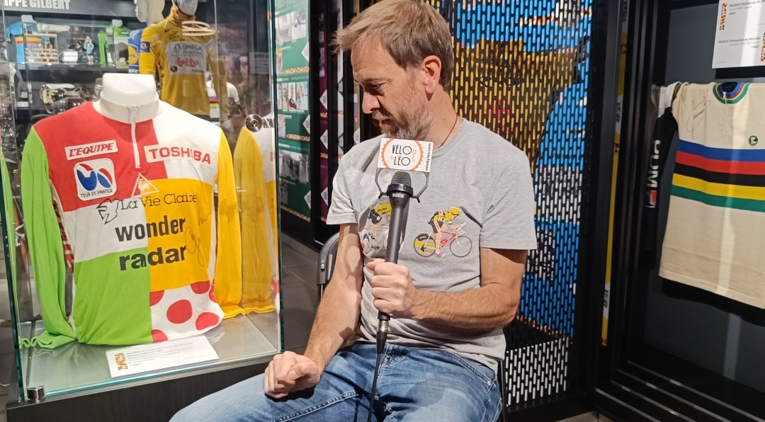 Mehr über den Artikel erfahren Die Geschichte eines Sammlerstücks: Greg LeMonds Kombinationstrikot von der Tour de France 1985